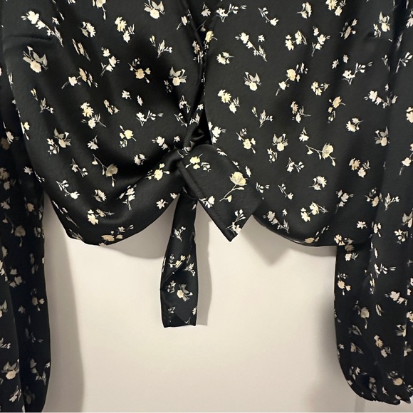 Abercrombie & Fitch Black White Floral Tie Crop Top Size Small - Picture 8 of 15